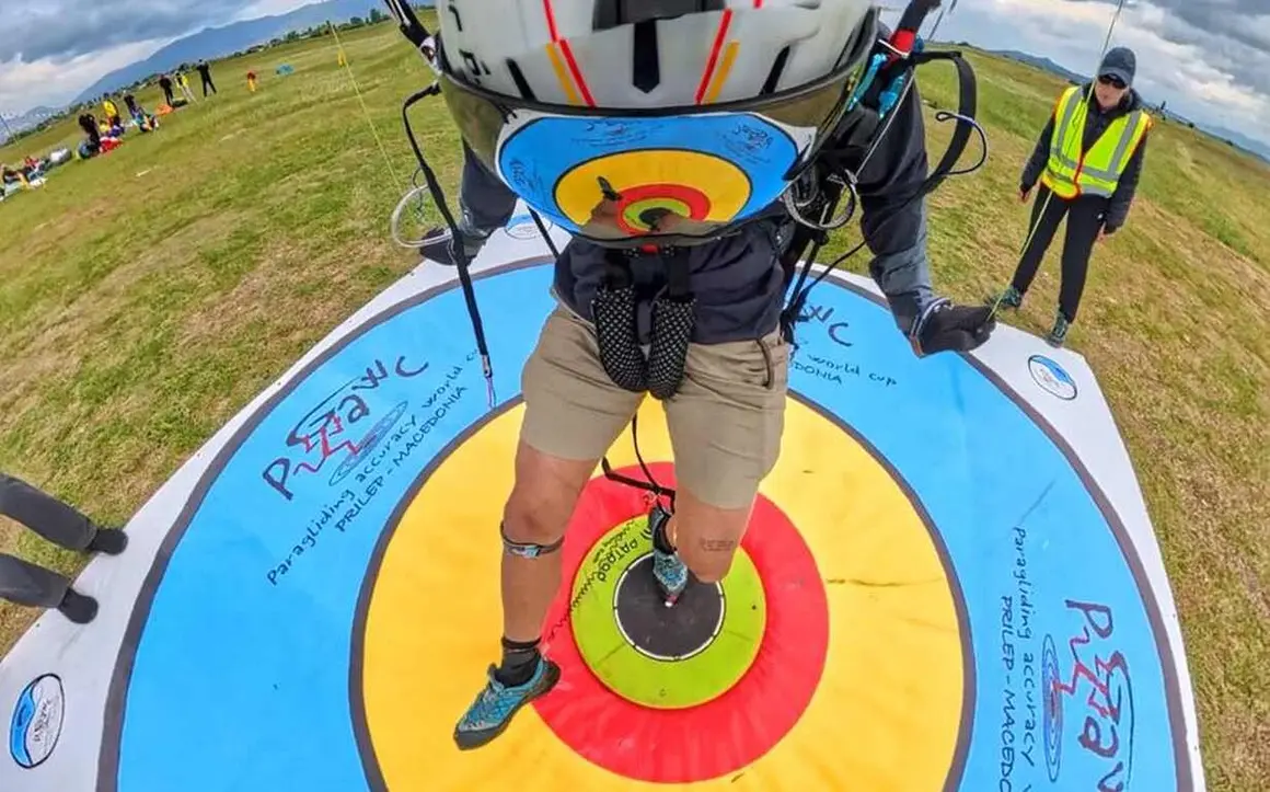 V&iacute;ctor Rodr&iacute;guez 'Moncho' despega hacia la &eacute;lite mundial del parapente. El leon&eacute;s logra la plata por equipos en la Copa del Mundo de Macedonia del Norte y se consolida entre los diez mejores pilotos del circuito internacional tras mes y medio de &eacute;xitos en Europa.