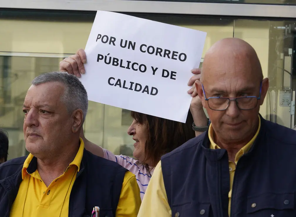 Concentraci&oacute;n de los trabajadores de Correos en Ponferrada para reclamar m&aacute;s personal y mejora del servicio