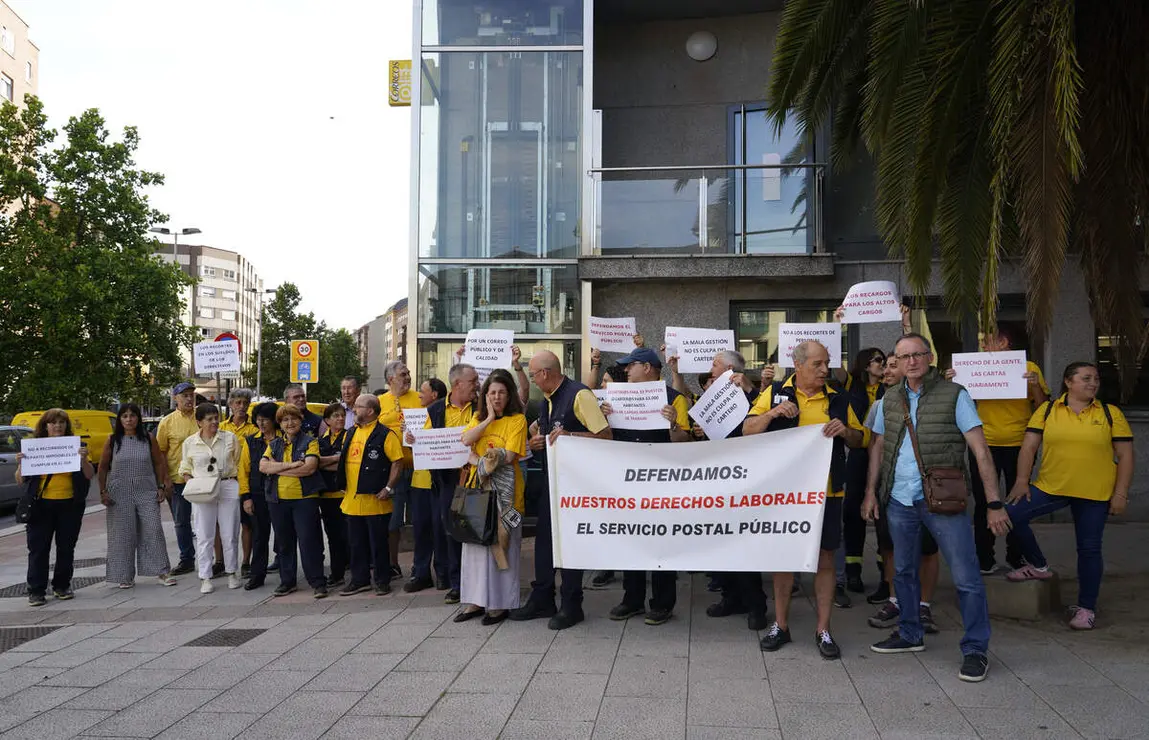 Concentraci&oacute;n de los trabajadores de Correos en Ponferrada para reclamar m&aacute;s personal y mejora del servicio