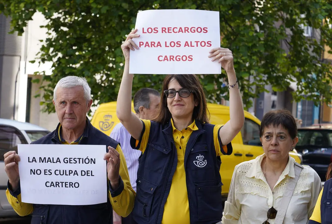 Concentraci&oacute;n de los trabajadores de Correos en Ponferrada para reclamar m&aacute;s personal y mejora del servicio