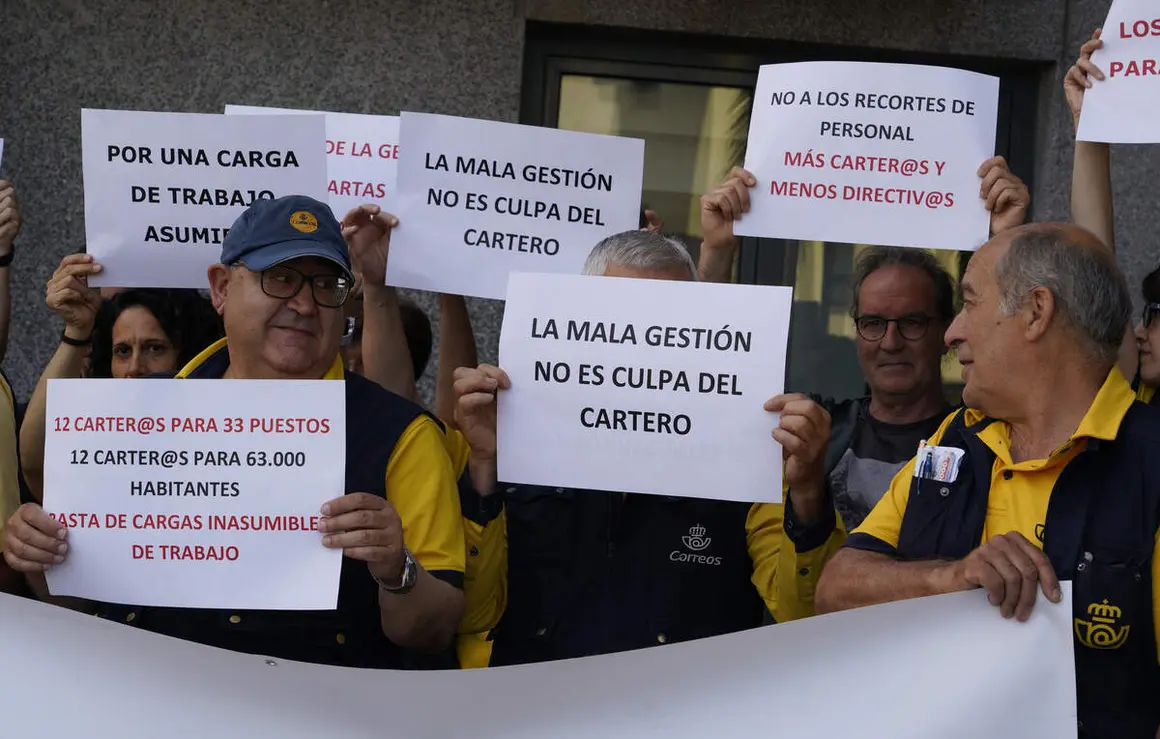 Concentraci&oacute;n de los trabajadores de Correos en Ponferrada para reclamar m&aacute;s personal y mejora del servicio