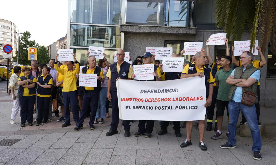 Concentraci&oacute;n de los trabajadores de Correos en Ponferrada para reclamar m&aacute;s personal y mejora del servicio