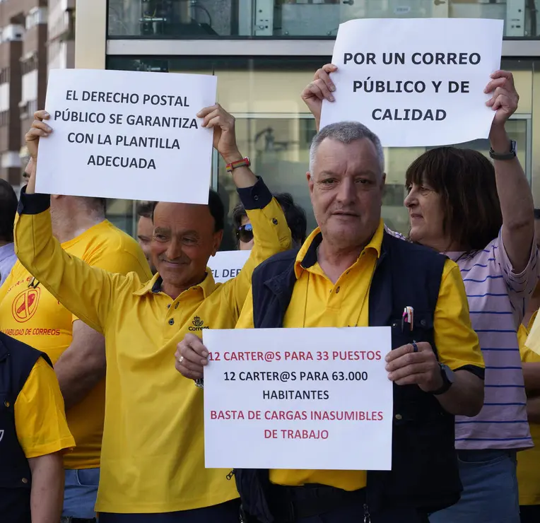 Concentraci&oacute;n de los trabajadores de Correos en Ponferrada para reclamar m&aacute;s personal y mejora del servicio