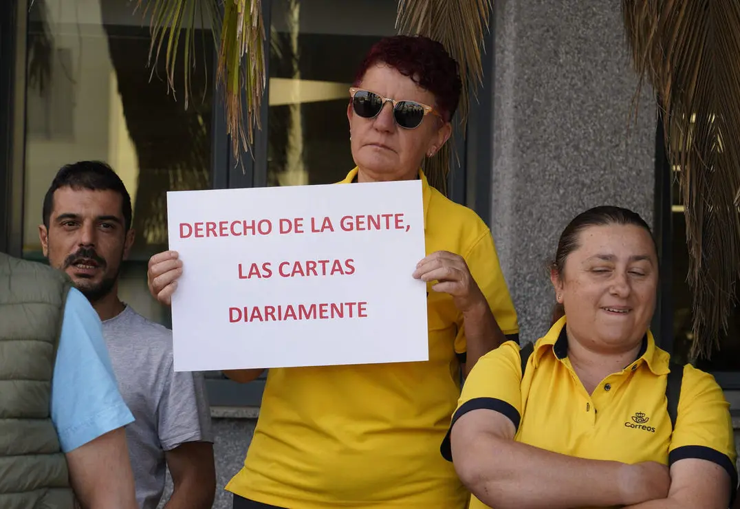 Concentraci&oacute;n de los trabajadores de Correos en Ponferrada para reclamar m&aacute;s personal y mejora del servicio