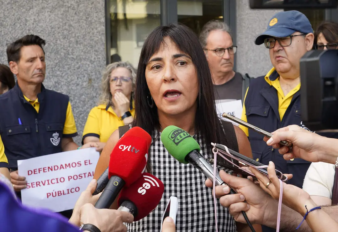 Concentraci&oacute;n de los trabajadores de Correos en Ponferrada para reclamar m&aacute;s personal y mejora del servicio