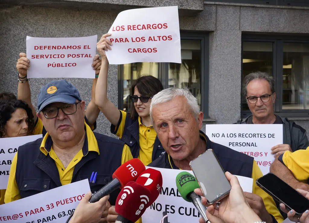 Concentraci&oacute;n de los trabajadores de Correos en Ponferrada para reclamar m&aacute;s personal y mejora del servicio