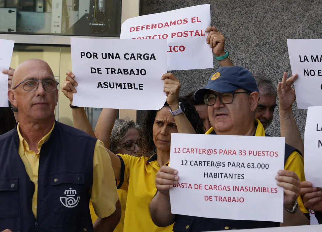 Concentraci&oacute;n de los trabajadores de Correos en Ponferrada para reclamar m&aacute;s personal y mejora del servicio