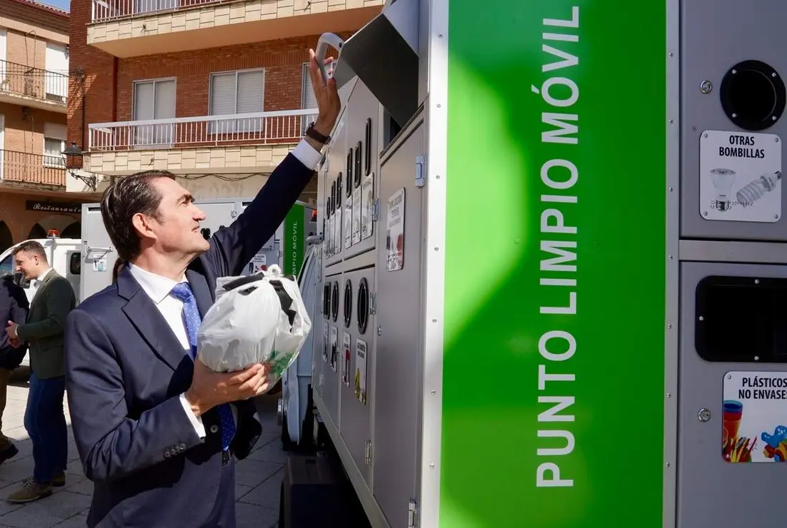 El consejero en funciones de Medio Ambiente, Vivienda y Ordenaci&oacute;n del Territorio, Juan Carlos Su&aacute;rez-Qui&ntilde;ones, asiste a la entrega de puntos limpios m&oacute;viles al Ayuntamiento de Valencia de Don Juan