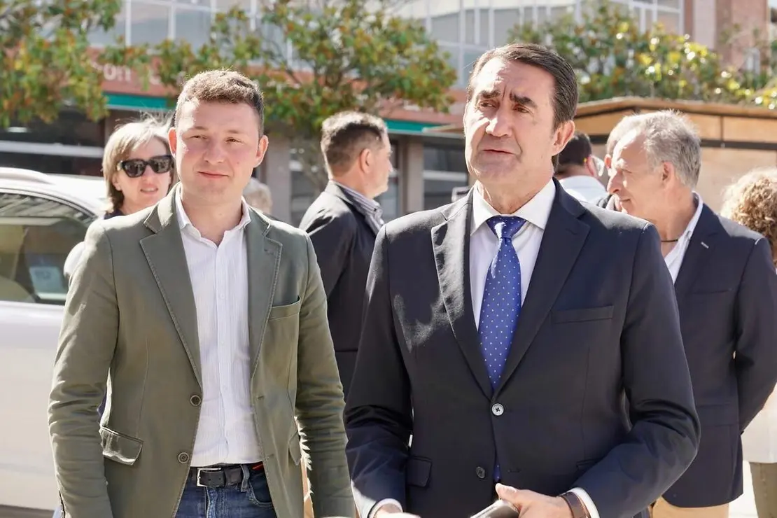 El consejero en funciones de Medio Ambiente, Vivienda y Ordenaci&oacute;n del Territorio, Juan Carlos Su&aacute;rez-Qui&ntilde;ones, asiste a la entrega de puntos limpios m&oacute;viles al Ayuntamiento de Valencia de Don Juan