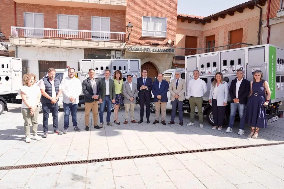 El consejero en funciones de Medio Ambiente, Vivienda y Ordenaci&oacute;n del Territorio, Juan Carlos Su&aacute;rez-Qui&ntilde;ones, asiste a la entrega de puntos limpios m&oacute;viles al Ayuntamiento de Valencia de Don Juan