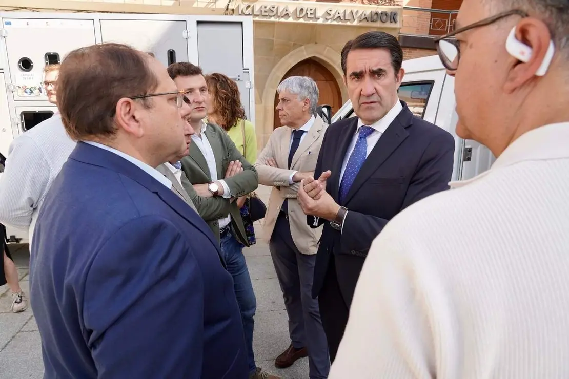 El consejero en funciones de Medio Ambiente, Vivienda y Ordenaci&oacute;n del Territorio, Juan Carlos Su&aacute;rez-Qui&ntilde;ones, asiste a la entrega de puntos limpios m&oacute;viles al Ayuntamiento de Valencia de Don Juan