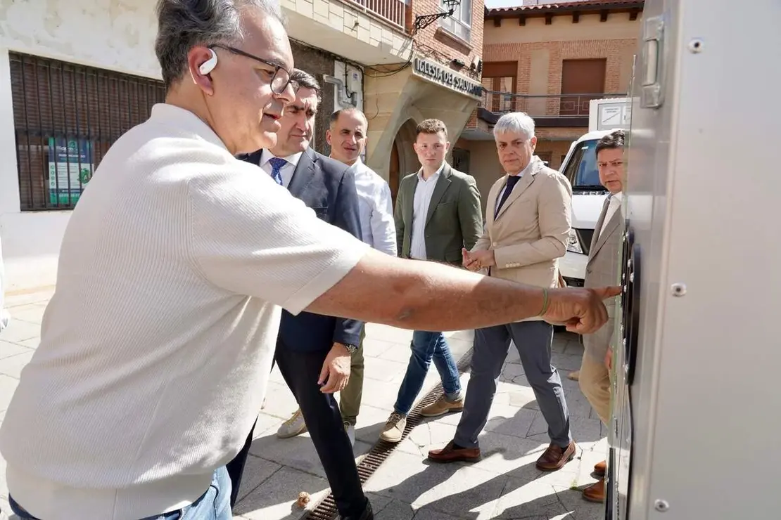 El consejero en funciones de Medio Ambiente, Vivienda y Ordenaci&oacute;n del Territorio, Juan Carlos Su&aacute;rez-Qui&ntilde;ones, asiste a la entrega de puntos limpios m&oacute;viles al Ayuntamiento de Valencia de Don Juan