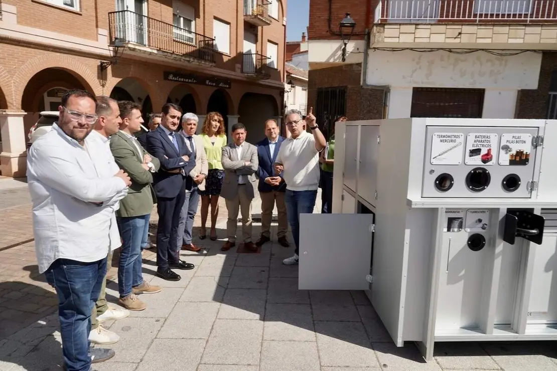 El consejero en funciones de Medio Ambiente, Vivienda y Ordenaci&oacute;n del Territorio, Juan Carlos Su&aacute;rez-Qui&ntilde;ones, asiste a la entrega de puntos limpios m&oacute;viles al Ayuntamiento de Valencia de Don Juan