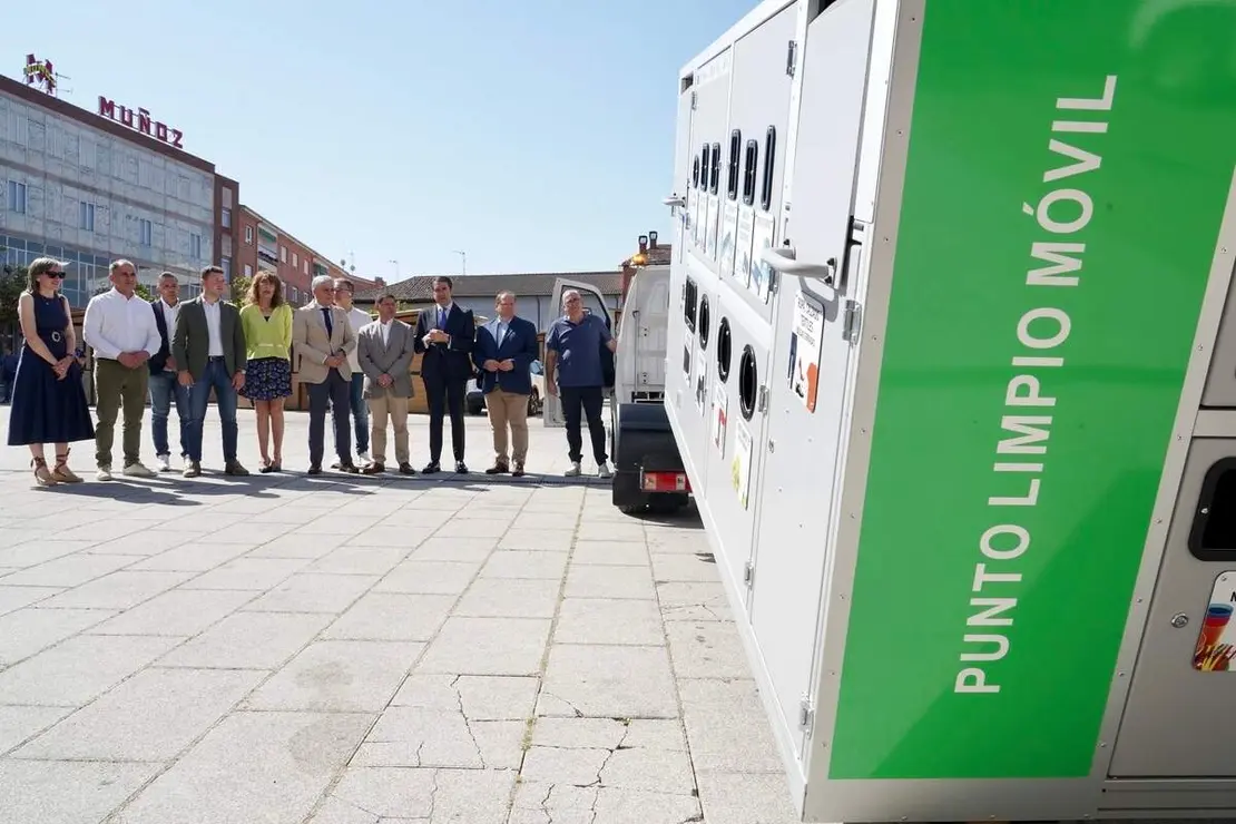 El consejero en funciones de Medio Ambiente, Vivienda y Ordenaci&oacute;n del Territorio, Juan Carlos Su&aacute;rez-Qui&ntilde;ones, asiste a la entrega de puntos limpios m&oacute;viles al Ayuntamiento de Valencia de Don Juan