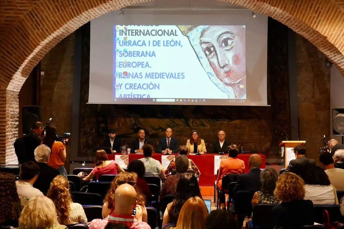 La vicerrectora de Inclusi&oacute;n, Igualdad y Proyecci&oacute;n Social, Raquel Dom&iacute;nguez, el alcalde de Le&oacute;n, Jos&eacute; Antonio Diez, y el diputado de Educaci&oacute;n, Emilio Mart&iacute;nez, inauguran el congreso Internacional &lsquo;Urraca I de Le&oacute;n, Soberana Europea. Reinas Medievales y creaci&oacute;n art&iacute;stica&rsquo; que organiza la ULE