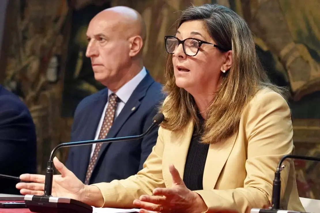 La vicerrectora de Inclusi&oacute;n, Igualdad y Proyecci&oacute;n Social, Raquel Dom&iacute;nguez, el alcalde de Le&oacute;n, Jos&eacute; Antonio Diez, y el diputado de Educaci&oacute;n, Emilio Mart&iacute;nez, inauguran el congreso Internacional &lsquo;Urraca I de Le&oacute;n, Soberana Europea. Reinas Medievales y creaci&oacute;n art&iacute;stica&rsquo; que organiza la ULE