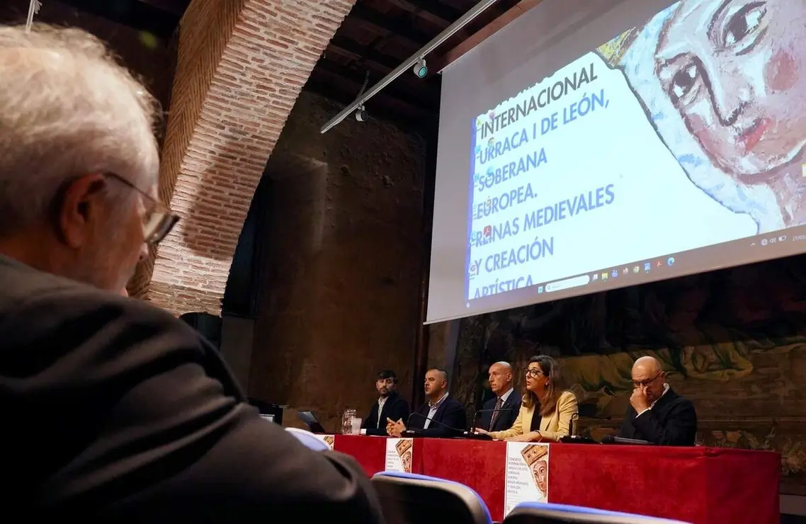 La vicerrectora de Inclusi&oacute;n, Igualdad y Proyecci&oacute;n Social, Raquel Dom&iacute;nguez, el alcalde de Le&oacute;n, Jos&eacute; Antonio Diez, y el diputado de Educaci&oacute;n, Emilio Mart&iacute;nez, inauguran el congreso Internacional &lsquo;Urraca I de Le&oacute;n, Soberana Europea. Reinas Medievales y creaci&oacute;n art&iacute;stica&rsquo; que organiza la ULE