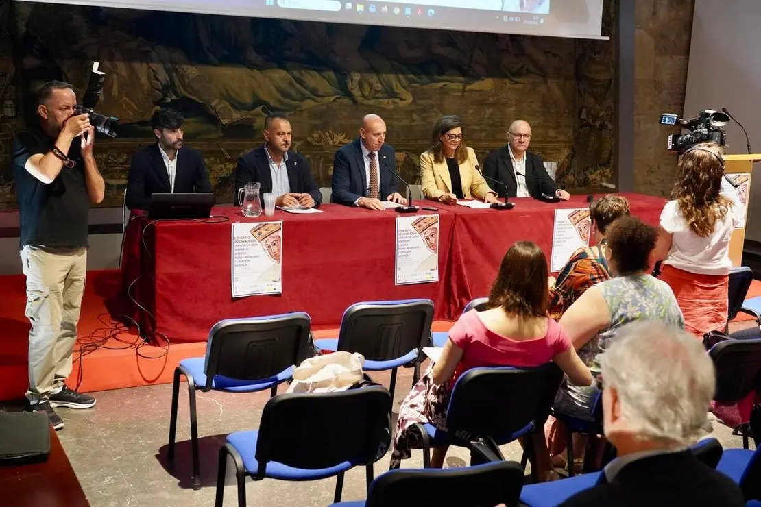 La vicerrectora de Inclusi&oacute;n, Igualdad y Proyecci&oacute;n Social, Raquel Dom&iacute;nguez, el alcalde de Le&oacute;n, Jos&eacute; Antonio Diez, y el diputado de Educaci&oacute;n, Emilio Mart&iacute;nez, inauguran el congreso Internacional &lsquo;Urraca I de Le&oacute;n, Soberana Europea. Reinas Medievales y creaci&oacute;n art&iacute;stica&rsquo; que organiza la ULE