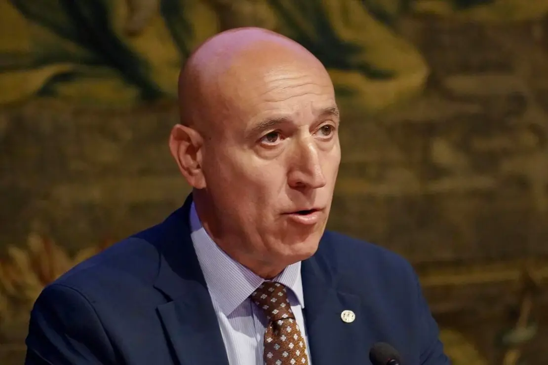 La vicerrectora de Inclusi&oacute;n, Igualdad y Proyecci&oacute;n Social, Raquel Dom&iacute;nguez, el alcalde de Le&oacute;n, Jos&eacute; Antonio Diez, y el diputado de Educaci&oacute;n, Emilio Mart&iacute;nez, inauguran el congreso Internacional &lsquo;Urraca I de Le&oacute;n, Soberana Europea. Reinas Medievales y creaci&oacute;n art&iacute;stica&rsquo; que organiza la ULE