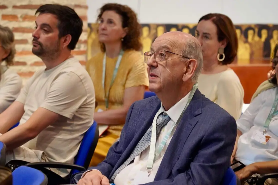 La vicerrectora de Inclusi&oacute;n, Igualdad y Proyecci&oacute;n Social, Raquel Dom&iacute;nguez, el alcalde de Le&oacute;n, Jos&eacute; Antonio Diez, y el diputado de Educaci&oacute;n, Emilio Mart&iacute;nez, inauguran el congreso Internacional &lsquo;Urraca I de Le&oacute;n, Soberana Europea. Reinas Medievales y creaci&oacute;n art&iacute;stica&rsquo; que organiza la ULE