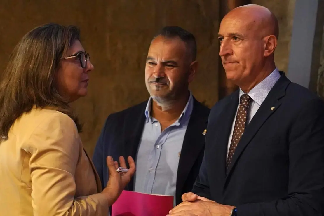 La vicerrectora de Inclusi&oacute;n, Igualdad y Proyecci&oacute;n Social, Raquel Dom&iacute;nguez, el alcalde de Le&oacute;n, Jos&eacute; Antonio Diez, y el diputado de Educaci&oacute;n, Emilio Mart&iacute;nez, inauguran el congreso Internacional &lsquo;Urraca I de Le&oacute;n, Soberana Europea. Reinas Medievales y creaci&oacute;n art&iacute;stica&rsquo; que organiza la ULE