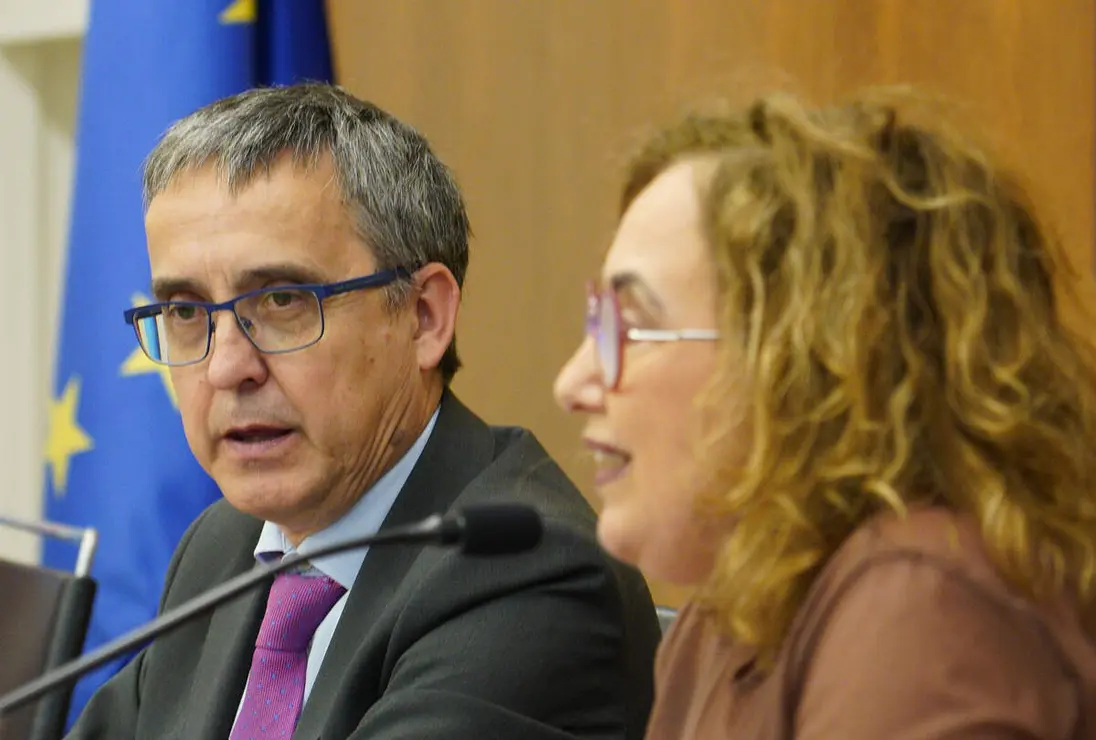 La vicerrectora del Campus del Bierzo, Pilar Marqu&eacute;s (D), junto a la investigadora Flor &Aacute;lvarez Taboada (C), y el vicerrector de Investigaci&oacute;n y Transferencia, Santiago Guti&eacute;rrez, durante la jornada del II Networking ULE-Territorio Bierzo