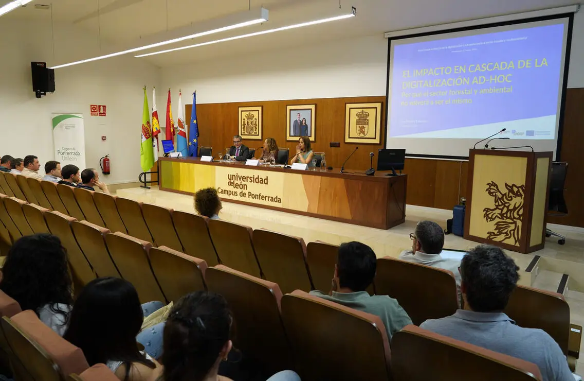 La vicerrectora del Campus del Bierzo, Pilar Marqu&eacute;s (D), junto a la investigadora Flor &Aacute;lvarez Taboada (C), y el vicerrector de Investigaci&oacute;n y Transferencia, Santiago Guti&eacute;rrez, durante la jornada del II Networking ULE-Territorio Bierzo
