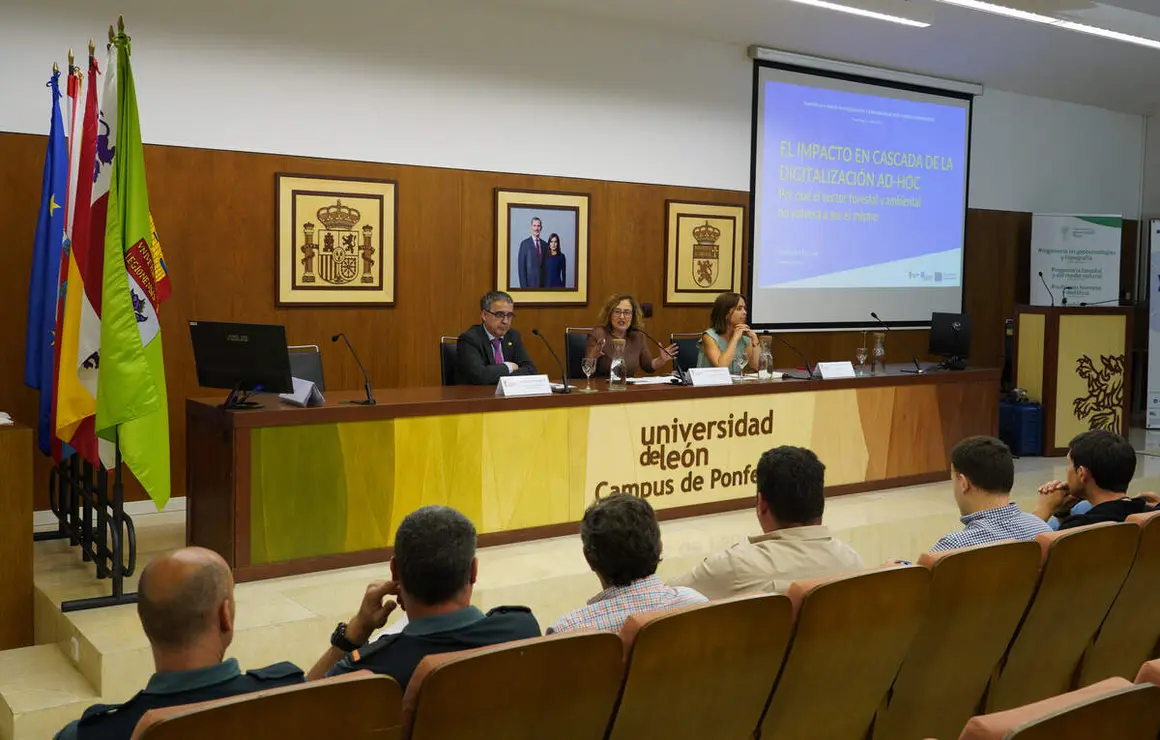 La vicerrectora del Campus del Bierzo, Pilar Marqu&eacute;s (D), junto a la investigadora Flor &Aacute;lvarez Taboada (C), y el vicerrector de Investigaci&oacute;n y Transferencia, Santiago Guti&eacute;rrez, durante la jornada del II Networking ULE-Territorio Bierzo