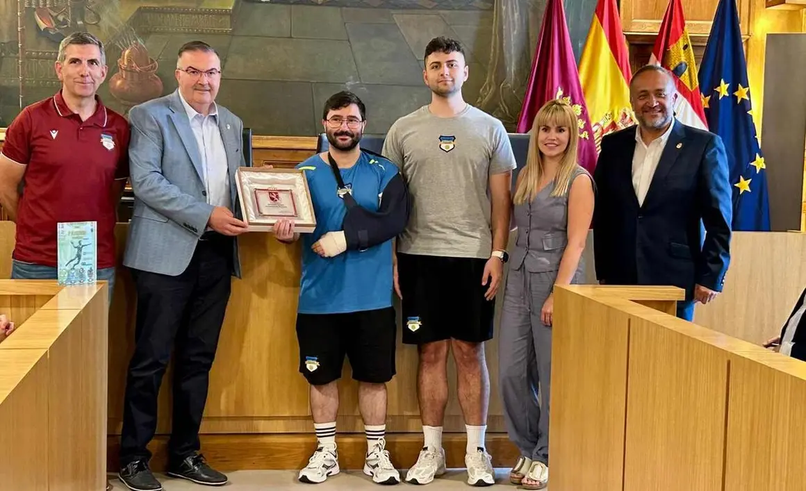La Diputaci&oacute;n de Le&oacute;n recibe al BM Sariegos tras su reciente ascenso a Primera Nacional. El presidente, Gerardo &Aacute;lvarez Courel, el vicepresidente y alcalde de Sariegos, Roberto Aller, y la diputada de Deportes, Patricia Mart&iacute;nez, han felicitado al club por el &eacute;xito conseguido.