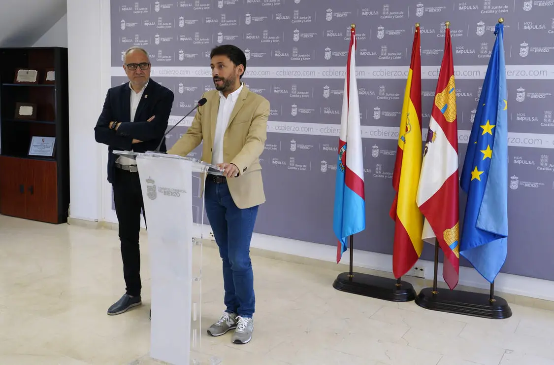 El presidente del Consejo Comarcal del Bierzo, Olegario Ram&oacute;n (I)) junto al procurador en Cortes, Fran D&iacute;az (D), durante su visita a la instituci&oacute;n berciana