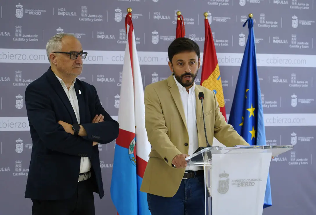 El presidente del Consejo Comarcal del Bierzo, Olegario Ram&oacute;n (I)) junto al procurador en Cortes, Fran D&iacute;az (D), durante su visita a la instituci&oacute;n berciana