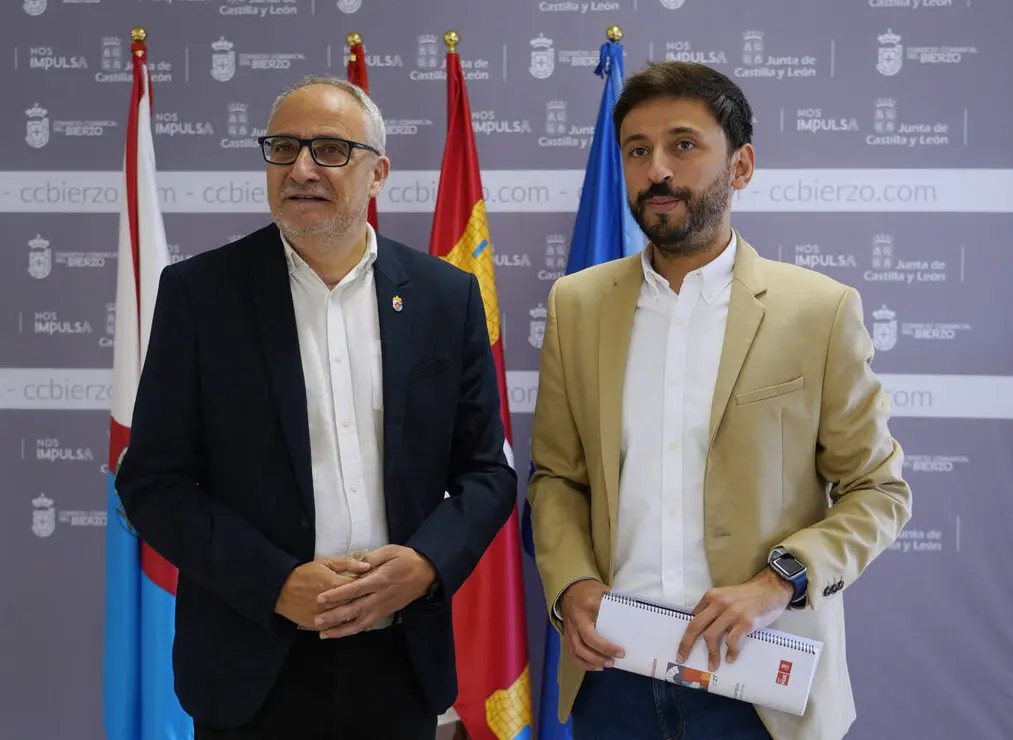 El presidente del Consejo Comarcal del Bierzo, Olegario Ram&oacute;n (I)) junto al procurador en Cortes, Fran D&iacute;az (D), durante su visita a la instituci&oacute;n berciana