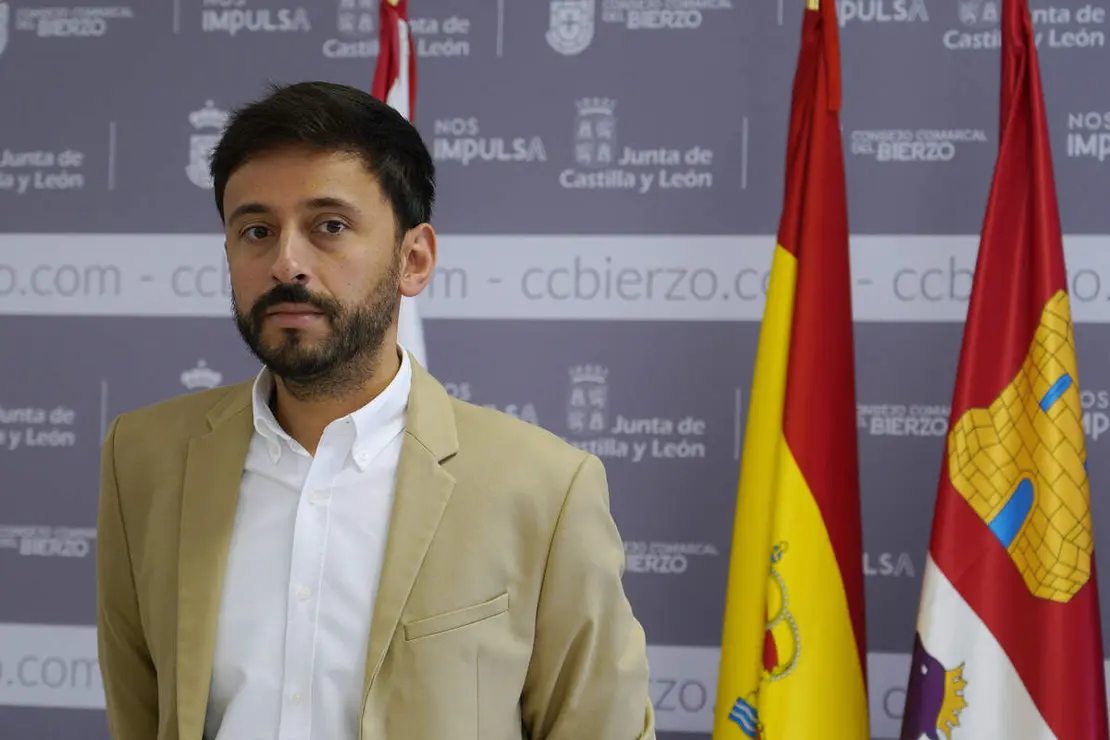 El presidente del Consejo Comarcal del Bierzo, Olegario Ram&oacute;n (I)) junto al procurador en Cortes, Fran D&iacute;az (D), durante su visita a la instituci&oacute;n berciana