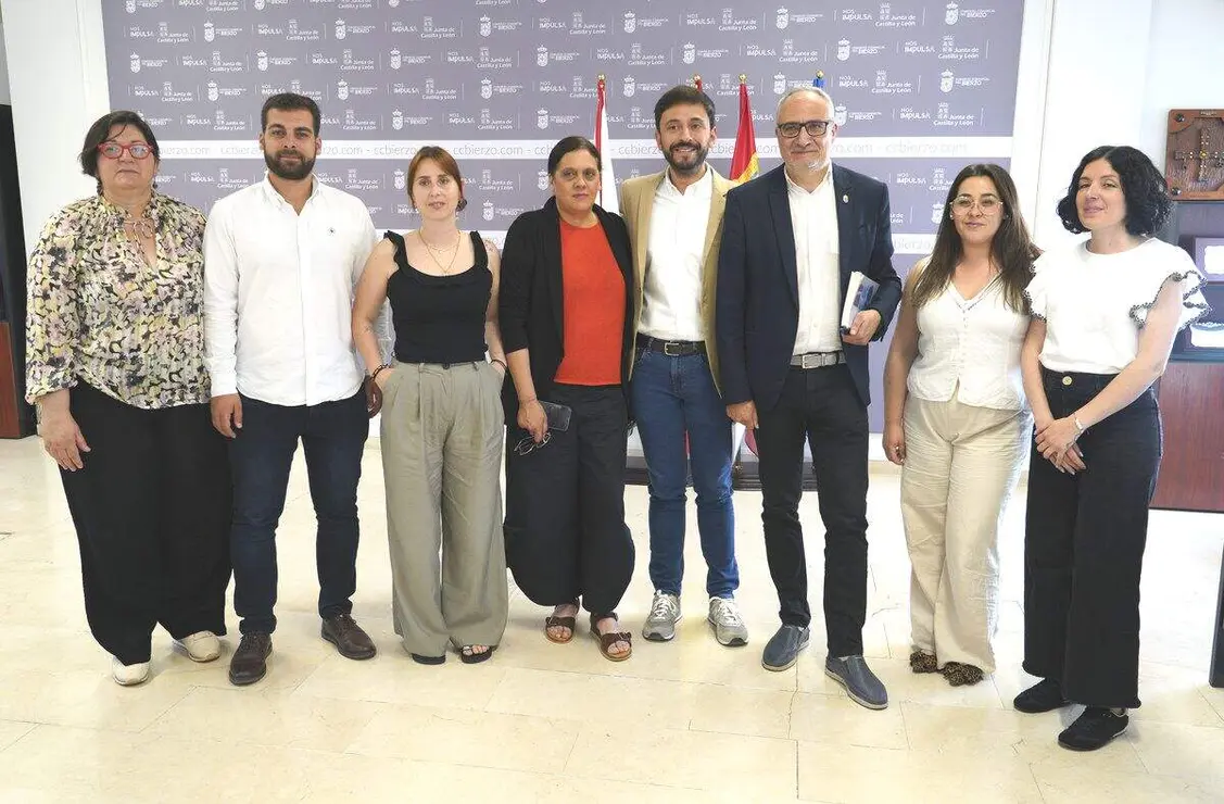 El presidente del Consejo Comarcal del Bierzo, Olegario Ram&oacute;n (I)) junto al procurador en Cortes, Fran D&iacute;az (D), durante su visita a la instituci&oacute;n berciana