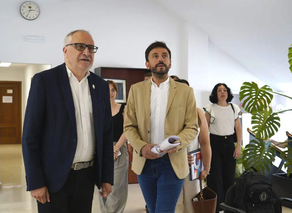 El presidente del Consejo Comarcal del Bierzo, Olegario Ram&oacute;n (I)) junto al procurador en Cortes, Fran D&iacute;az (D), durante su visita a la instituci&oacute;n berciana