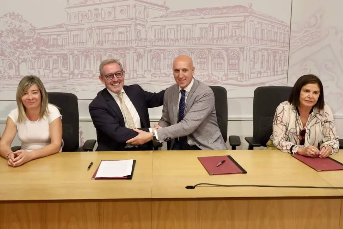 El alcalde de Le&oacute;n, Jos&eacute; Antonio Diez, y el presidente de la Fundaci&oacute;n Laboral de la Construcci&oacute;n en Castilla y Le&oacute;n, Javier Vega, firman el contrato de cesi&oacute;n de la parcela para la construcci&oacute;n del futuro Centro de Formaci&oacute;n y Prevenci&oacute;n de Riesgos Laborales