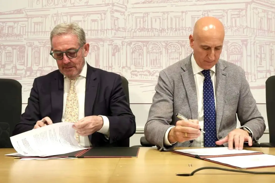 El alcalde de Le&oacute;n, Jos&eacute; Antonio Diez, y el presidente de la Fundaci&oacute;n Laboral de la Construcci&oacute;n en Castilla y Le&oacute;n, Javier Vega, firman el contrato de cesi&oacute;n de la parcela para la construcci&oacute;n del futuro Centro de Formaci&oacute;n y Prevenci&oacute;n de Riesgos Laborales