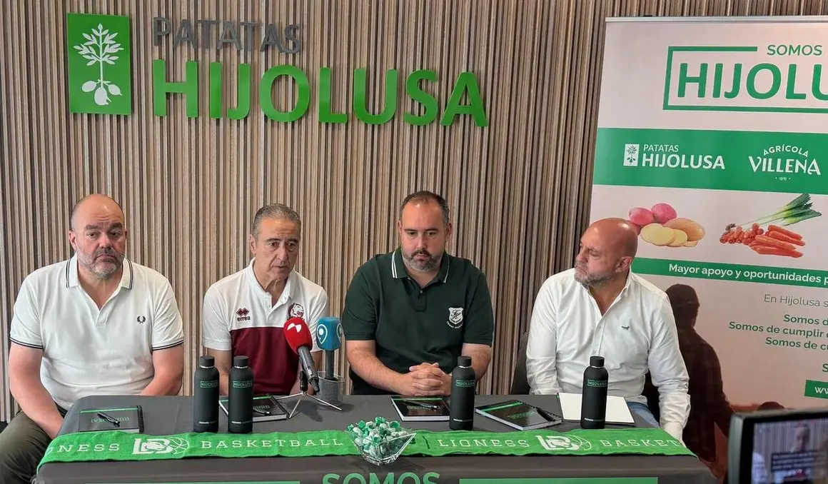 Carlos G&oacute;mez, &Aacute;ngel Jare&ntilde;o; Adri&aacute;n H&eacute;ctor &Aacute;lvarez y Jos&eacute; Luis G&oacute;mez, durante la presentaci&oacute;n de este jueves.