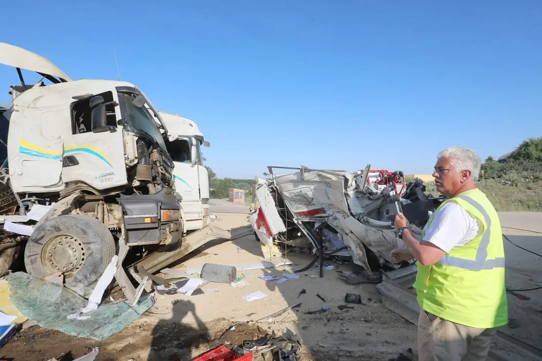 Fallece un camionero tras salirse de la v&iacute;a y chocar contra seis camiones en Monz&oacute;n de Campos (Palencia), el accidente se produjo de madrugada en la N-611 e una rotonda donde siempre habitualmente aparcan varios camiones de la obra del AVE