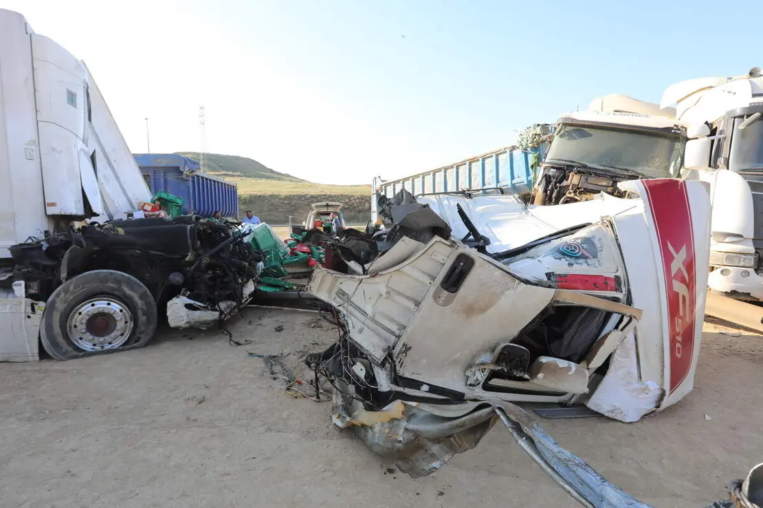 Fallece un camionero tras salirse de la v&iacute;a y chocar contra seis camiones en Monz&oacute;n de Campos (Palencia), el accidente se produjo de madrugada en la N-611 e una rotonda donde siempre habitualmente aparcan varios camiones de la obra del AVE