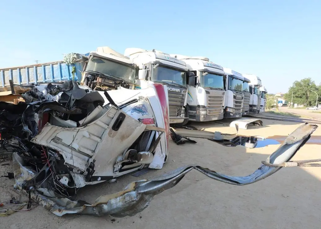 Fallece un camionero tras salirse de la v&iacute;a y chocar contra seis camiones en Monz&oacute;n de Campos (Palencia), el accidente se produjo de madrugada en la N-611 e una rotonda donde siempre habitualmente aparcan varios camiones de la obra del AVE