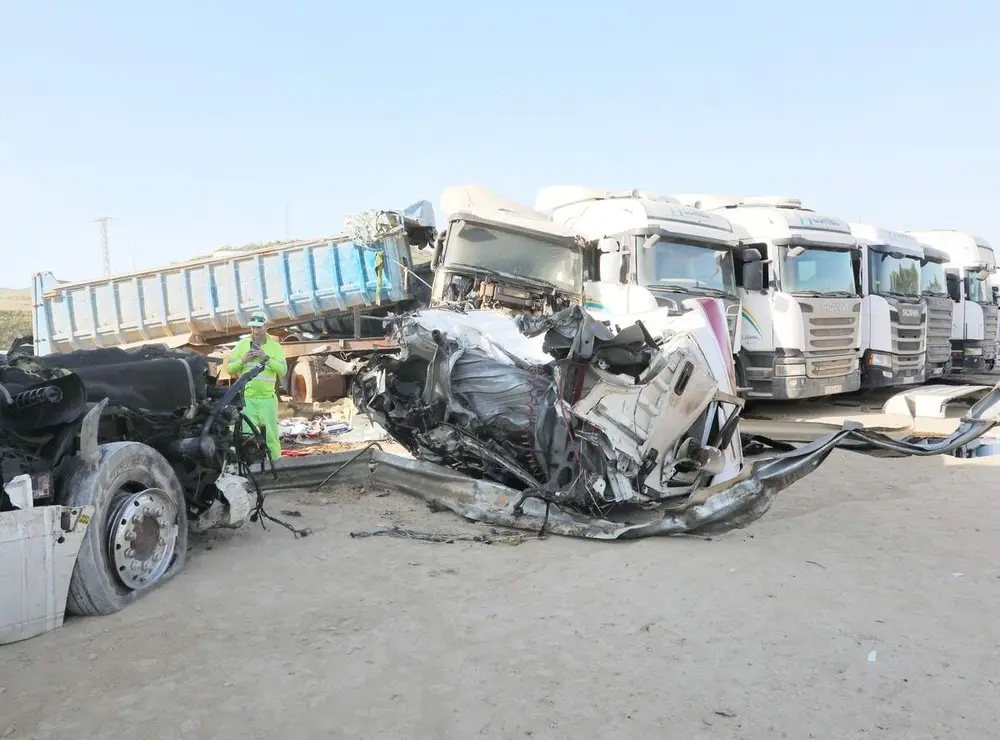 Fallece un camionero tras salirse de la v&iacute;a y chocar contra seis camiones en Monz&oacute;n de Campos (Palencia), el accidente se produjo de madrugada en la N-611 e una rotonda donde siempre habitualmente aparcan varios camiones de la obra del AVE