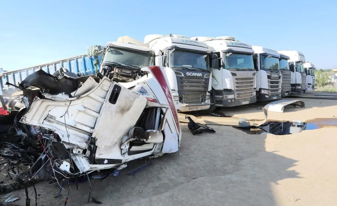 Fallece un camionero tras salirse de la v&iacute;a y chocar contra seis camiones en Monz&oacute;n de Campos (Palencia), el accidente se produjo de madrugada en la N-611 e una rotonda donde siempre habitualmente aparcan varios camiones de la obra del AVE