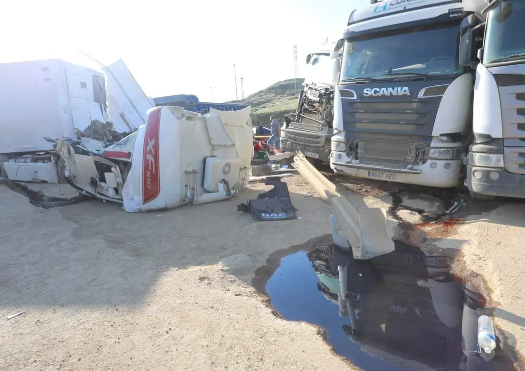 Fallece un camionero tras salirse de la v&iacute;a y chocar contra seis camiones en Monz&oacute;n de Campos (Palencia), el accidente se produjo de madrugada en la N-611 e una rotonda donde siempre habitualmente aparcan varios camiones de la obra del AVE