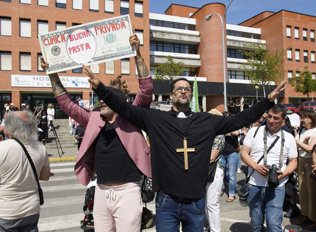 Concentraci&oacute;n &lsquo;T&uacute; decides, callar no cura&rsquo;, convocada por la plataforma OncoBierzo frente al hospital El Bierzo de Ponferrada