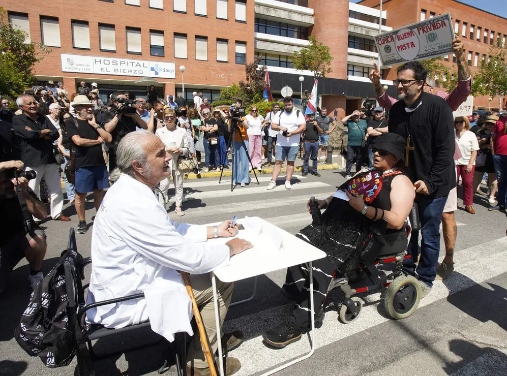 Concentraci&oacute;n &lsquo;T&uacute; decides, callar no cura&rsquo;, convocada por la plataforma OncoBierzo frente al hospital El Bierzo de Ponferrada