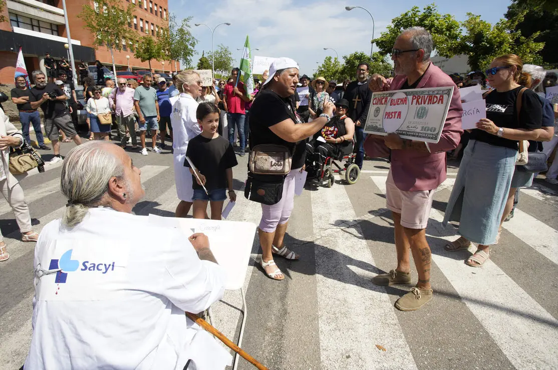 Concentraci&oacute;n &lsquo;T&uacute; decides, callar no cura&rsquo;, convocada por la plataforma OncoBierzo frente al hospital El Bierzo de Ponferrada