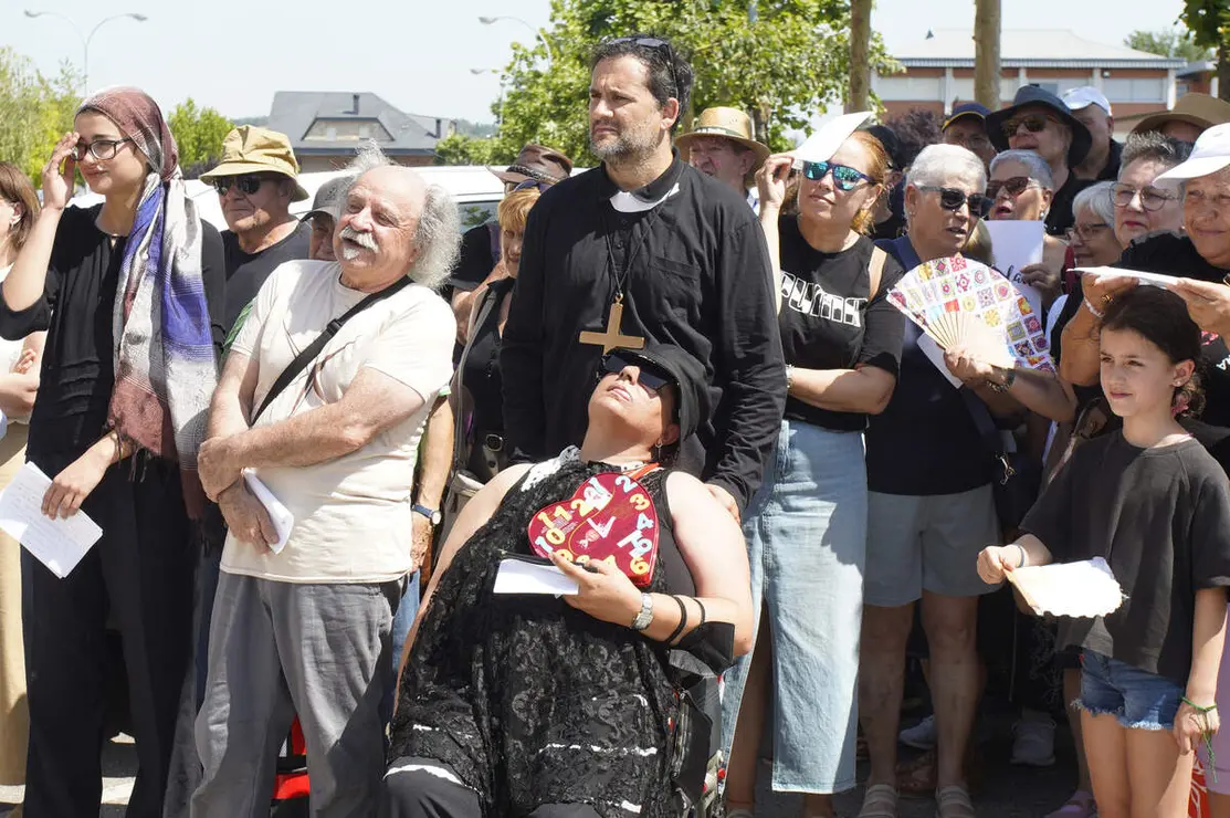 Concentraci&oacute;n &lsquo;T&uacute; decides, callar no cura&rsquo;, convocada por la plataforma OncoBierzo frente al hospital El Bierzo de Ponferrada