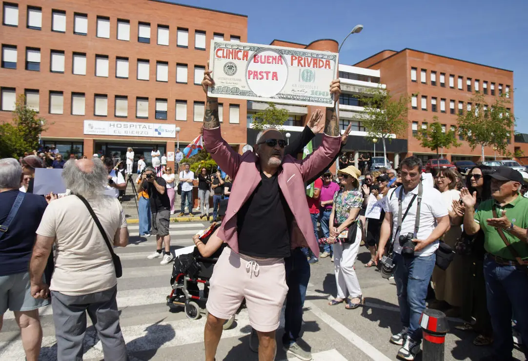 Concentraci&oacute;n &lsquo;T&uacute; decides, callar no cura&rsquo;, convocada por la plataforma OncoBierzo frente al hospital El Bierzo de Ponferrada