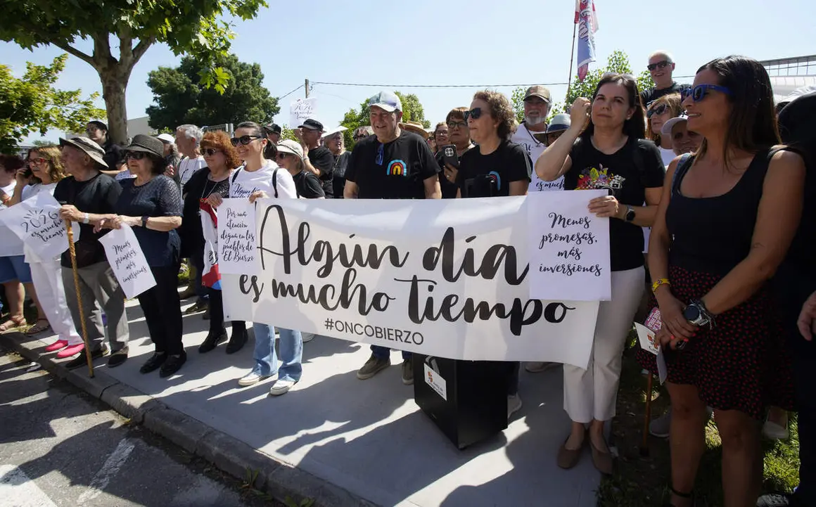 Concentraci&oacute;n &lsquo;T&uacute; decides, callar no cura&rsquo;, convocada por la plataforma OncoBierzo frente al hospital El Bierzo de Ponferrada